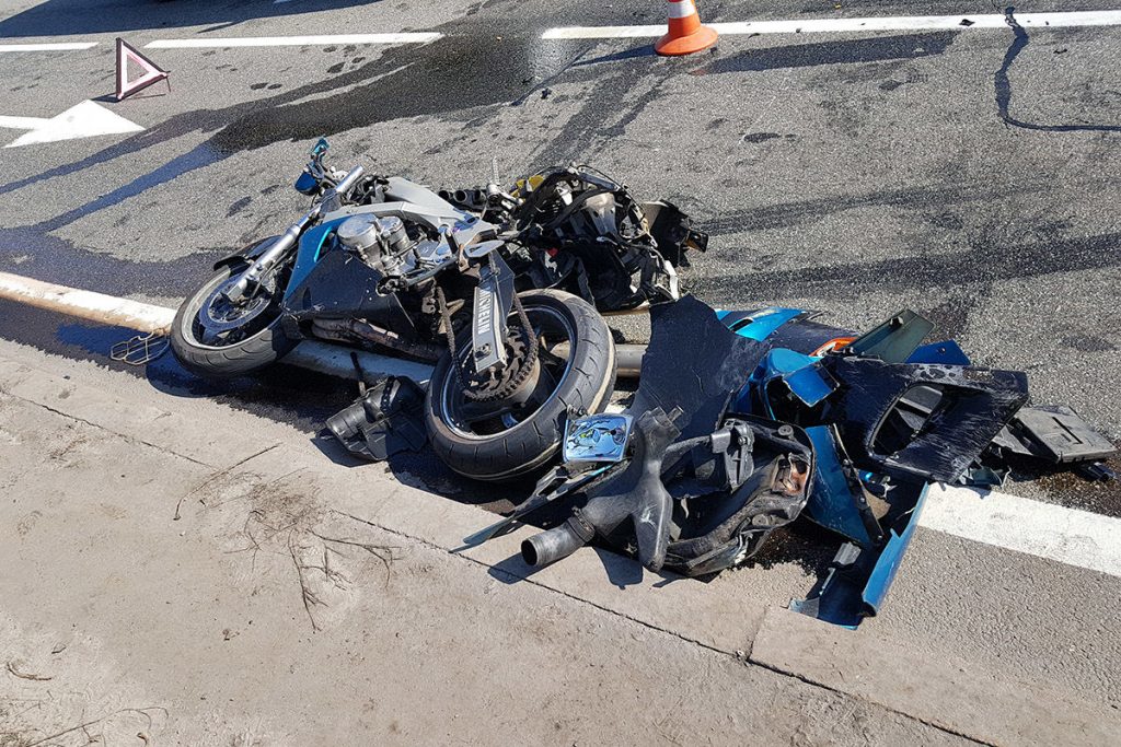 В Киеве полицейский на конфискованном мотоцикле разбил три машины 13