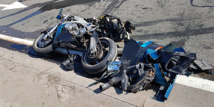 В Киеве полицейский на конфискованном мотоцикле разбил три машины