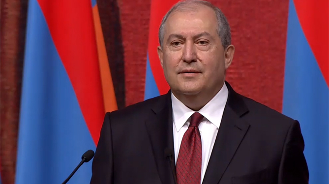 В Армении вступил в должность новый президент Армен Саркисян