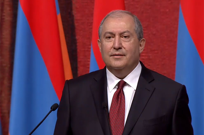 В Армении вступил в должность новый президент Армен Саркисян 1