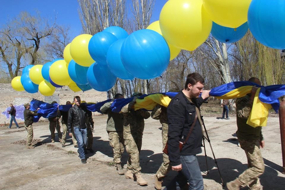 "Донбасс-это Украина". В сторону оккупированной Горловки полетели украинские шары и флаги 12