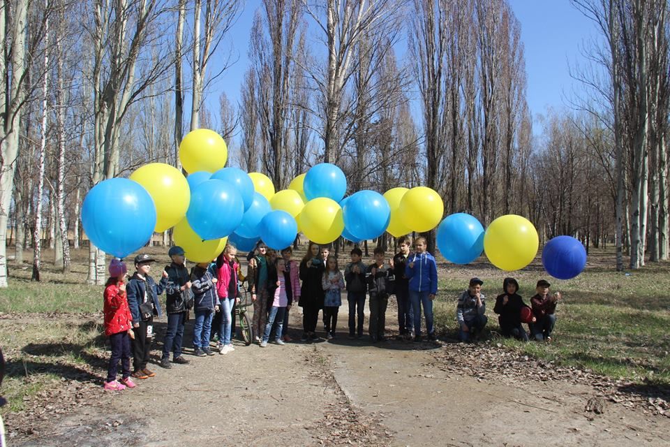 "Донбасс-это Украина". В сторону оккупированной Горловки полетели украинские шары и флаги 2