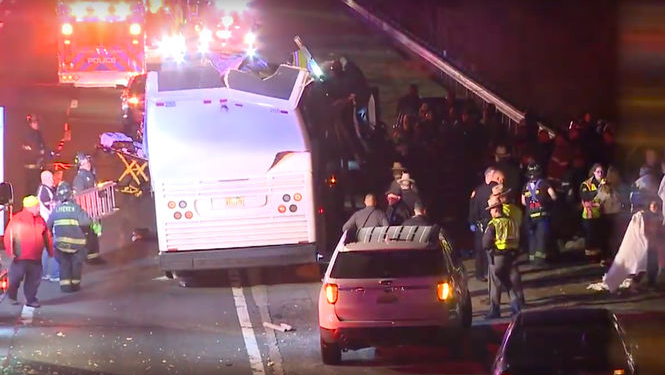 В США школьный автобус врезался в эстакаду – пострадало около 40 подростков