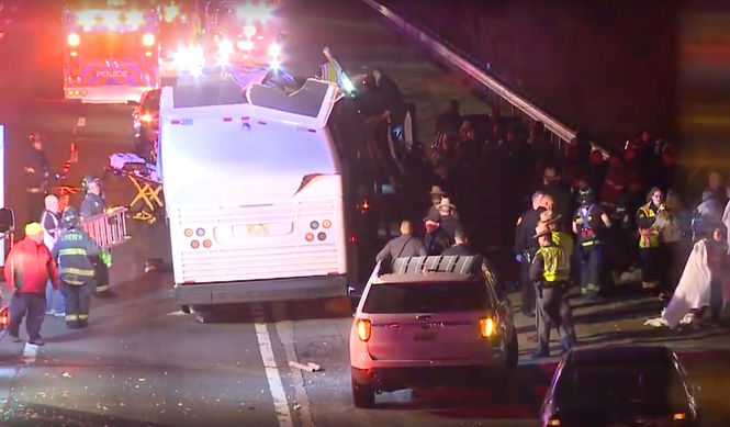 В США школьный автобус врезался в эстакаду - пострадало около 40 подростков 1