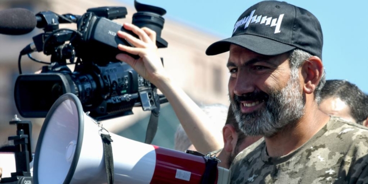 Оппозиция выдвинула в премьеры лидера протестов в Армении