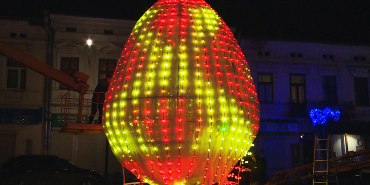В Коломые к Пасхе установили огромную светящуюся пысанку