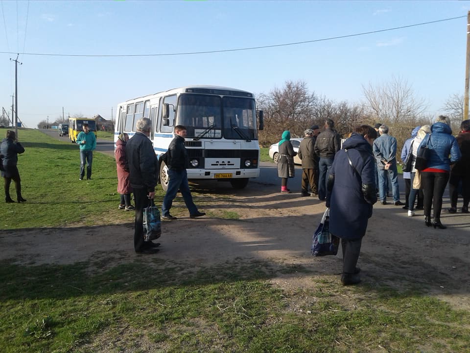 Пока людей не услышат: возмущенные повышением стоимости проезда жители села рядом с Николаевом планируют перекрывать дорогу и завтра 16