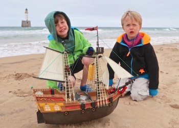 Игрушечный бриг, запущенный в океан двумя шотландскими мальчишками, уже проплыл 2800 миль по Атлантике