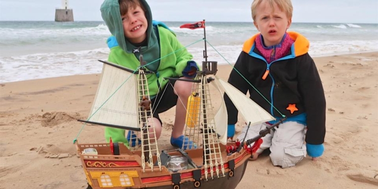 Игрушечный бриг, запущенный в океан двумя шотландскими мальчишками, уже проплыл 2800 миль по Атлантике