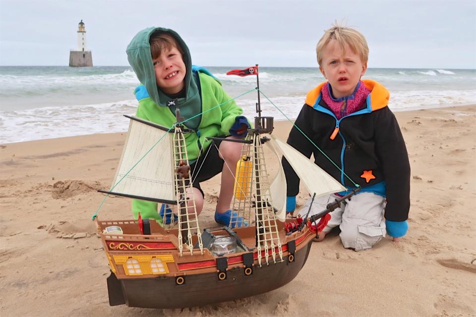 Игрушечный бриг, запущенный в океан двумя шотландскими мальчишками, уже проплыл 2800 миль по Атлантике 1