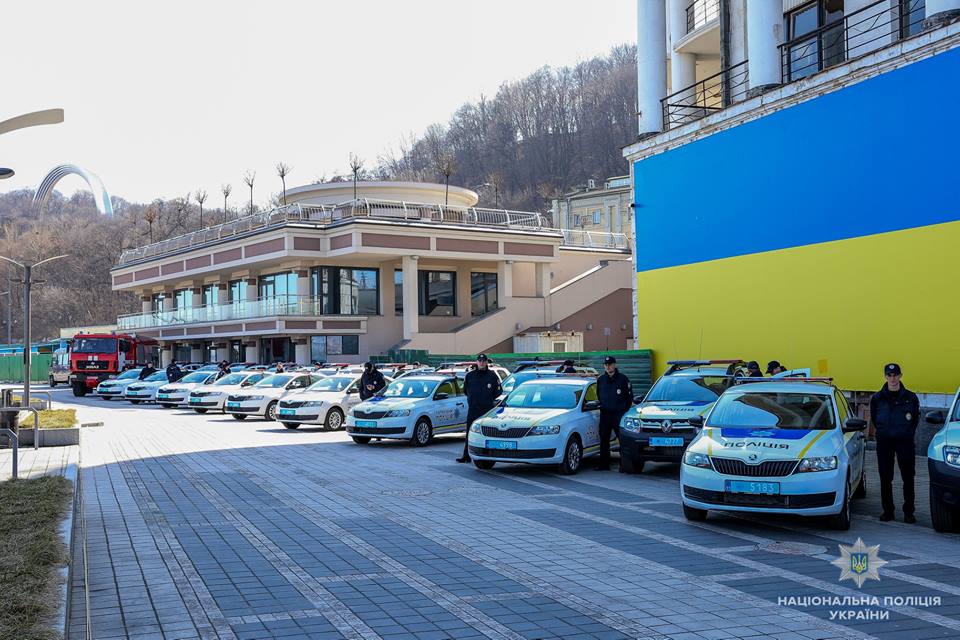 Теперь не только на земле, а и на воде: полиция Николаевщины получила патрульный катер и два автомобиля Renault Duster 1