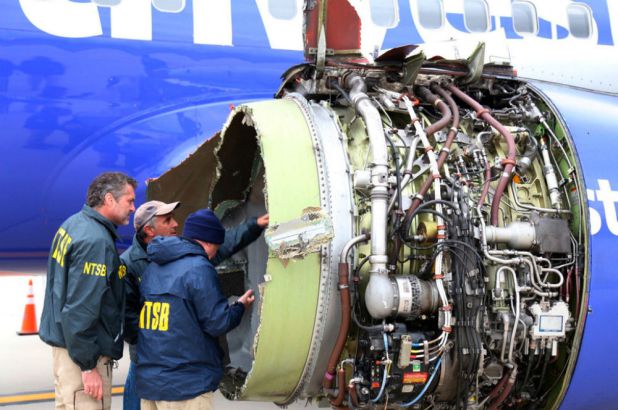 В США у самолета на огромной высоте взорвался двигатель и выбил иллюминатор. Погибла пассажирка 5