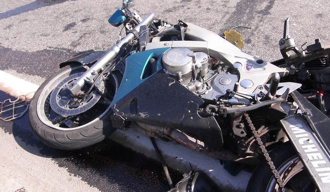 В Киеве полицейский на конфискованном мотоцикле разбил три машины 3