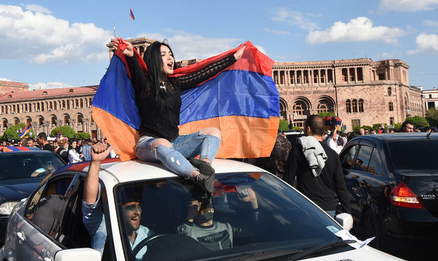 В Армении лидер оппозиции Пашинян призвал выйти на новый митинг