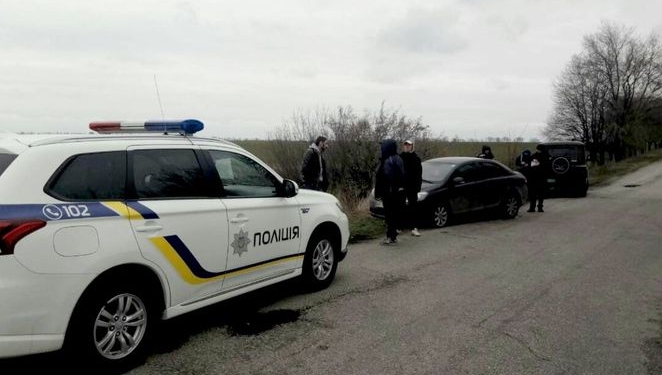 В Запорожской области вооруженные мужчины устроили погоню за школьным автобусом