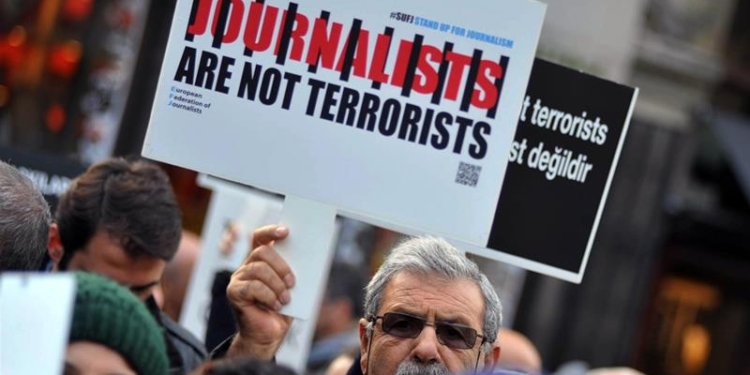В Турции осудили 14 журналистов оппозиционной газеты