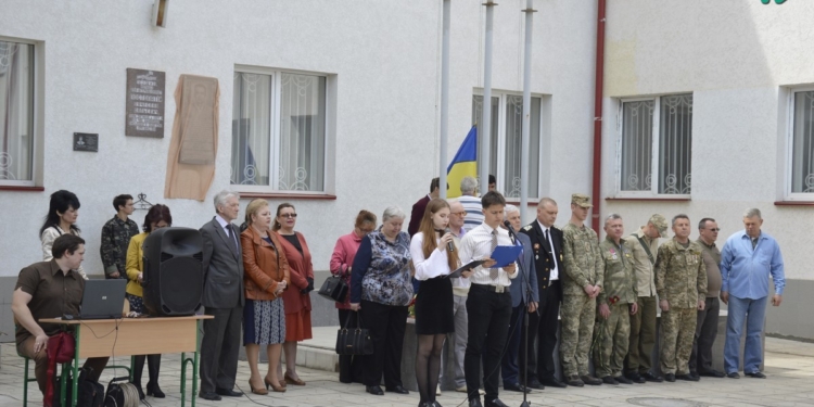Не раздумывая пошли защищать Украину. В Николаеве открыли две мемориальные доски, посвященные героям АТО