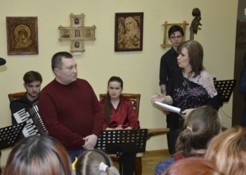 Пасха на носу: в Николаеве открылась выставка творений резчика по яичной скорлупе Михаила Карабутова