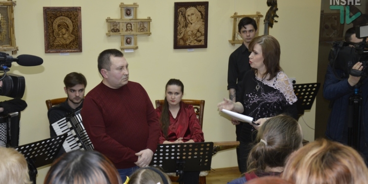 Пасха на носу: в Николаеве открылась выставка творений резчика по яичной скорлупе Михаила Карабутова