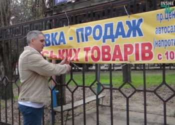 “Город должен очиститься от этого мусора”, – А.Сенкевич лично “чистил” забор от незаконной рекламы