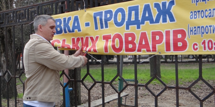 “Город должен очиститься от этого мусора”, – А.Сенкевич лично “чистил” забор от незаконной рекламы