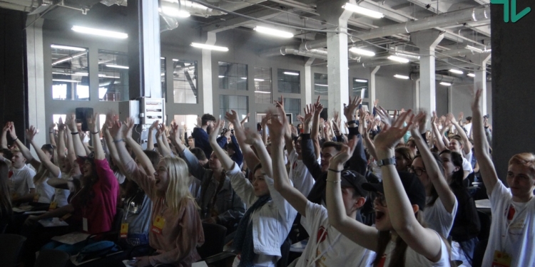 Форум ответственного лидерства. Алексей Вадатурский пожелал молодежи не торопиться в политику