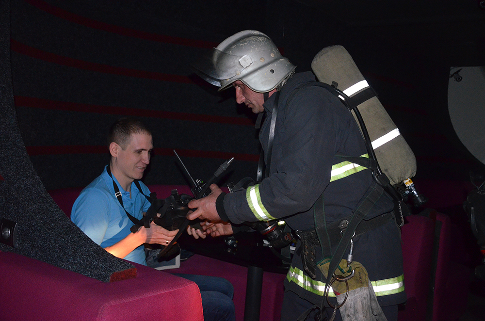 В клубе «Caprica» с пожаром справились на "хорошо" - в Николаеве пожарные проводят "мастер-классы" 7