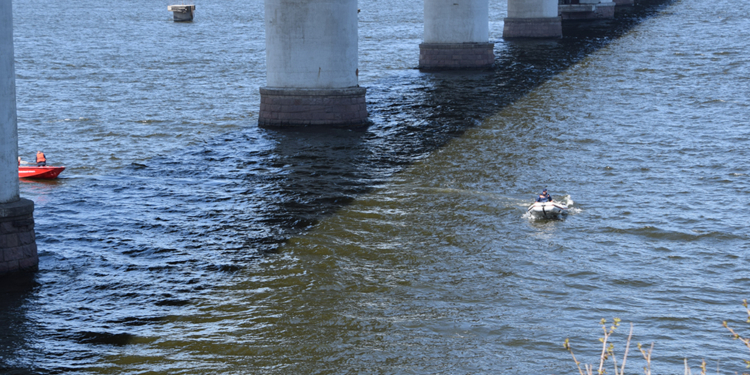 Патрульный спас 22-летнюю девушку, которая бросилась с Варваровского моста