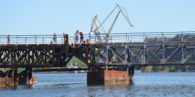 Только бы мама не узнала. 12-летний мальчик повредил ногу, прыгая с моста в Николаеве