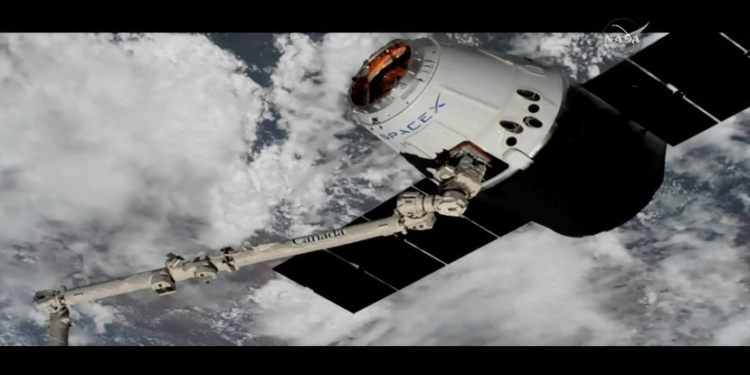 На космическую станцию прибыл грузовик Dragon