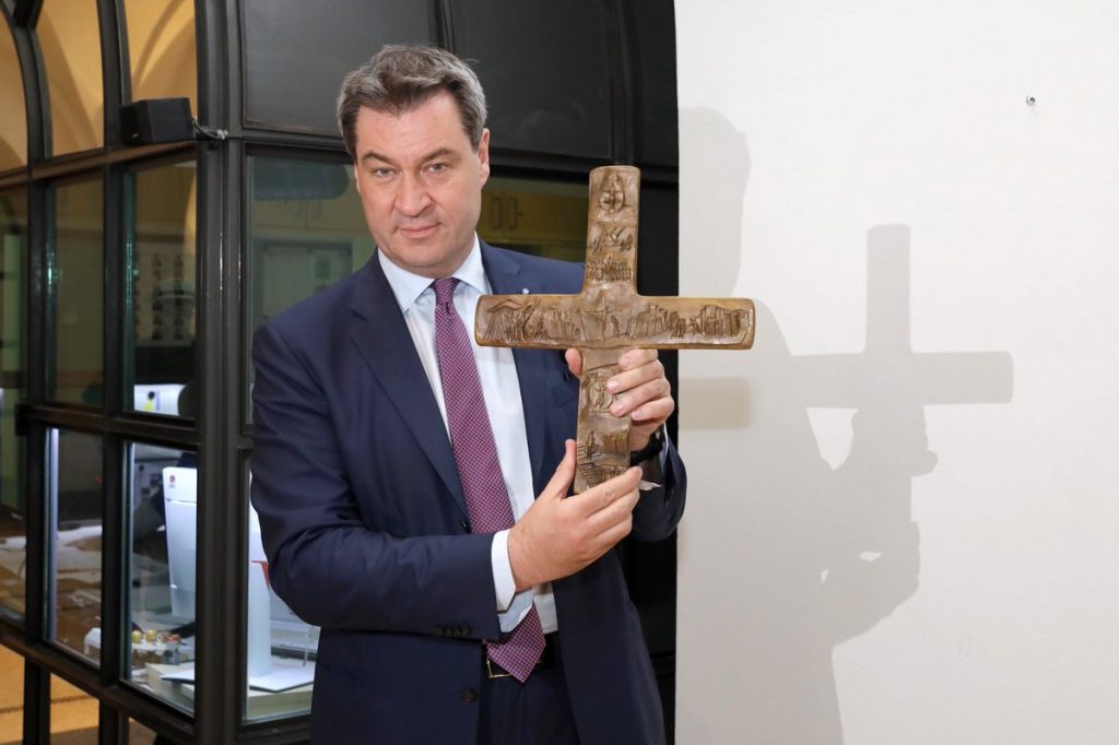 Правительство Баварии приказало установить кресты на все государственные здания 1