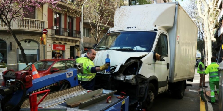В Барселоне грузовик наехал на людей
