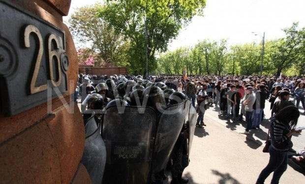 В Ереване протестующие осадили резиденцию премьера