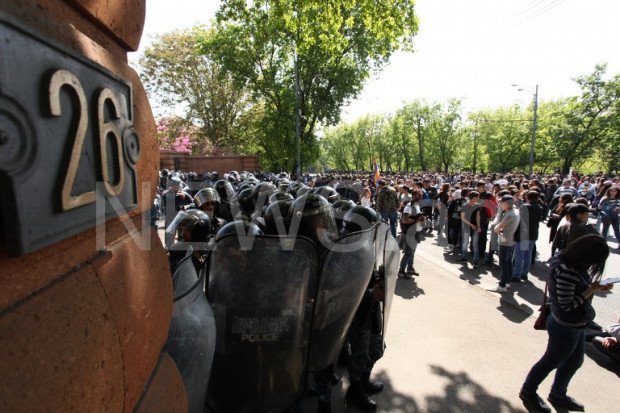 В Ереване протестующие осадили резиденцию премьера 1
