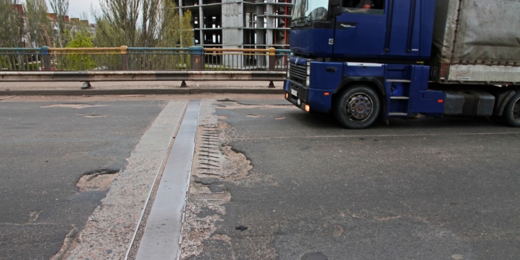 У Сенкевича объяснили, почему не могут отремонтировать дорогу на мостах и некоторых улицах Николаева: «За них отвечает Служба автодорог»