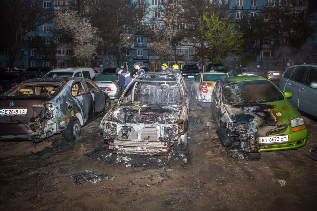 В Днепре на стоянке горели пять авто: чуть не погибла семья 2