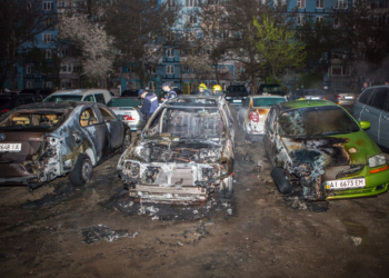 В Днепре на стоянке горели пять авто: чуть не погибла семья