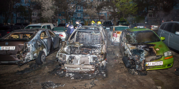 В Днепре на стоянке горели пять авто: чуть не погибла семья