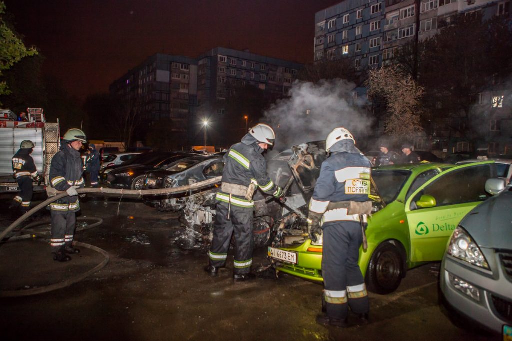 В Днепре на стоянке горели пять авто: чуть не погибла семья 8