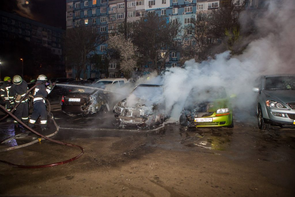 В Днепре на стоянке горели пять авто: чуть не погибла семья 4