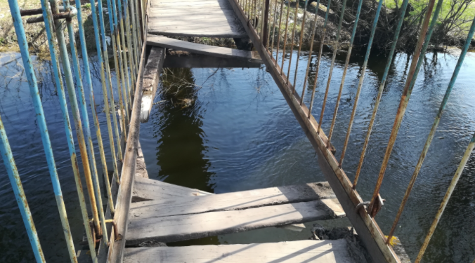 Во Львовской области обрушилась часть моста через реку: 4 человека оказались в воде