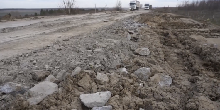 На Николаевщине проезжаемость трассы Н-14 не улучшилась после подсыпки: По-прежнему дороги нет