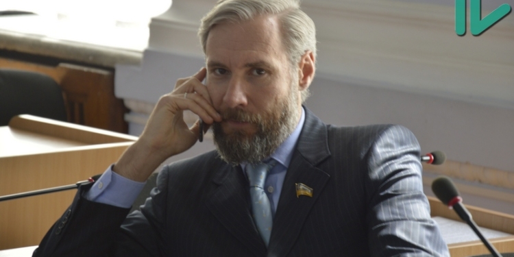 Депутат Апанасенко и активист Жело поругались и устроили небольшую потасовку в мэрии