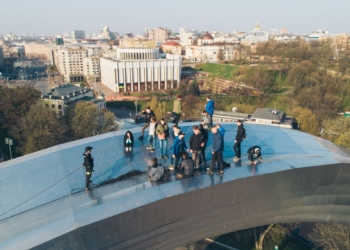 В Киеве группа руферов забралась на Арку дружбы народов
