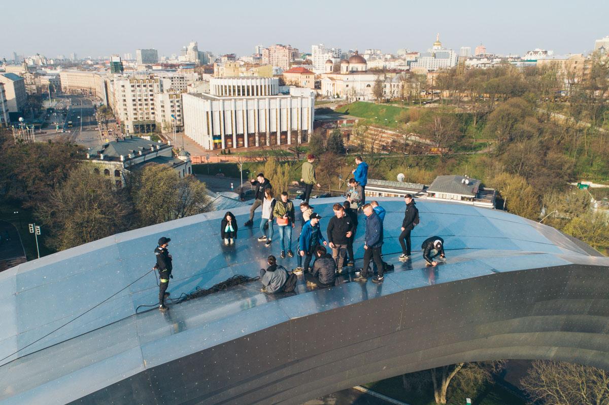 В Киеве группа руферов забралась на Арку дружбы народов
