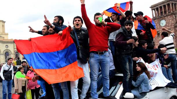 Протесты в Армении набирают обороты, полиция задержала десятки людей 1