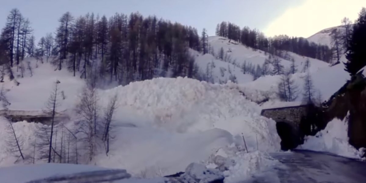 Во Французских Альпах засняли схождение огромной лавины