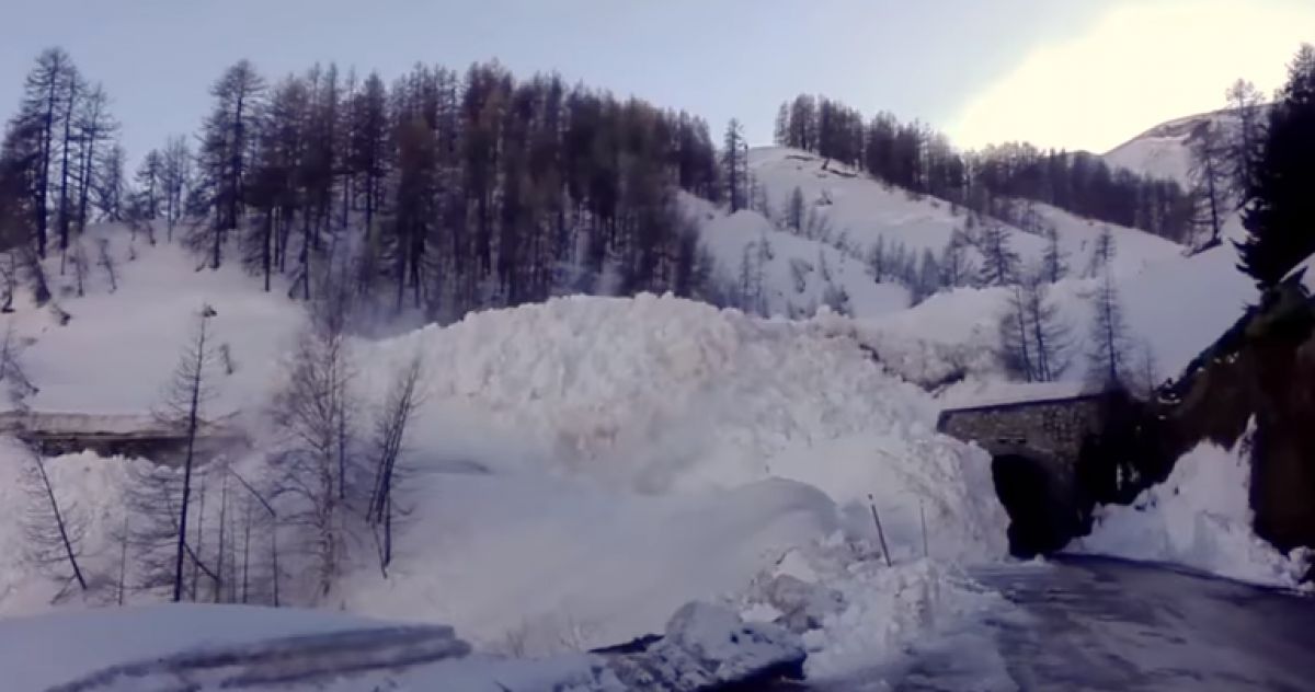 Во Французских Альпах засняли схождение огромной лавины