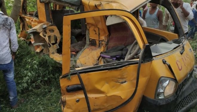 В Индии школьный автобус столкнулся с поездом, погибли 13 детей