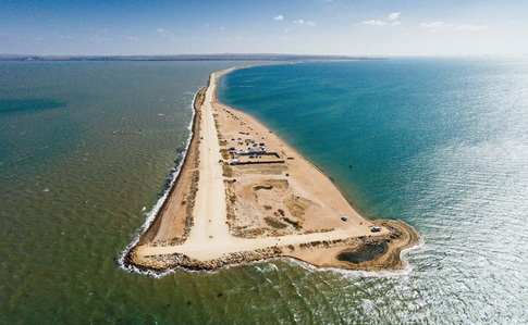 В оккупированном Крыму часть Тузлы “передали” России – СМИ